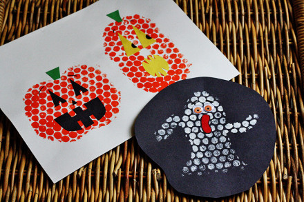 Halloween Bubble Wrap Stamping by @amandaformaro KixCereal.com