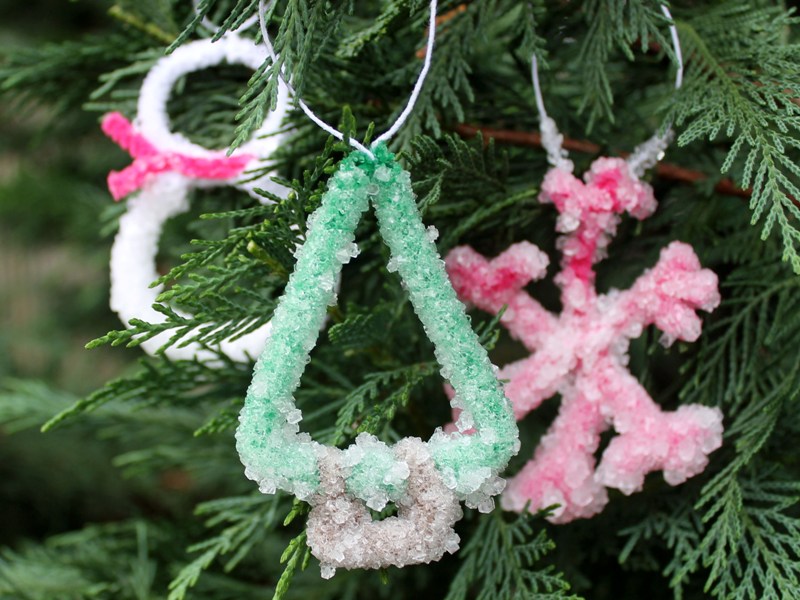 How to make a DIY Snowflake Ornament with Pipe Cleaners