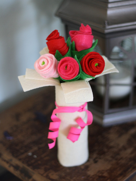 Cardboard Tube Bouquet of Felt Roses @amandaformaro for Kix Cereal