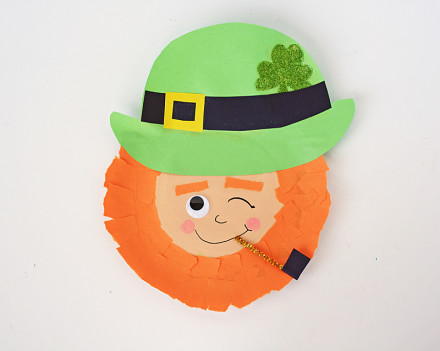 Winking Paper Plate Leprechaun by @amandaformaro