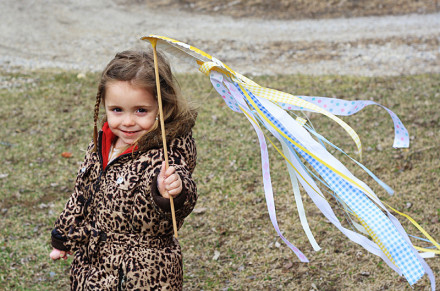 Paper Plate Kite by @amandaformaro for Kix Cereal