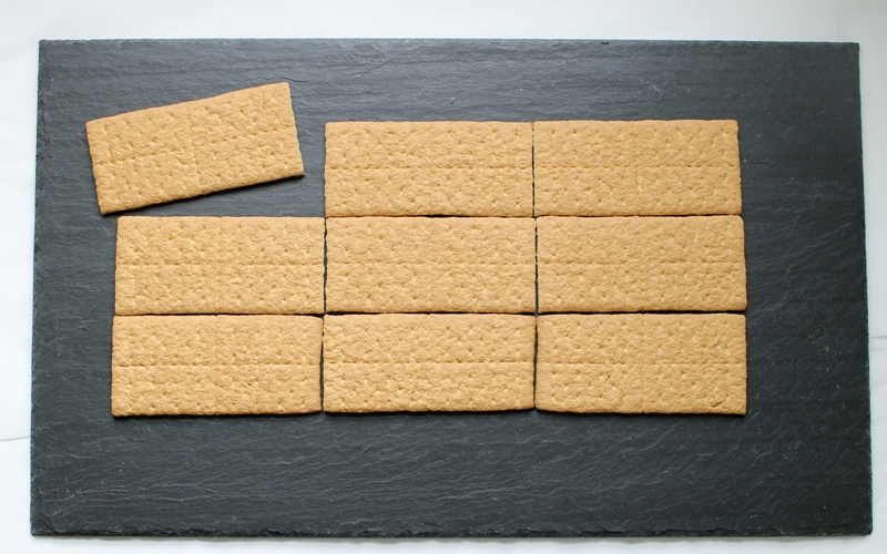 Line a large tray with 9 graham crackers