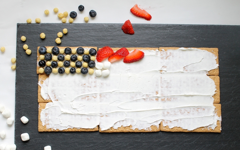 Spread a thin layer of frosting over all the crackers