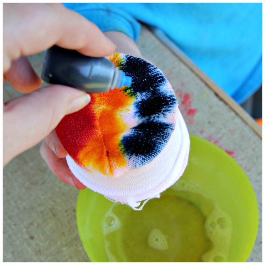 How to make rainbow bubble snakes - fun outdoor activity!